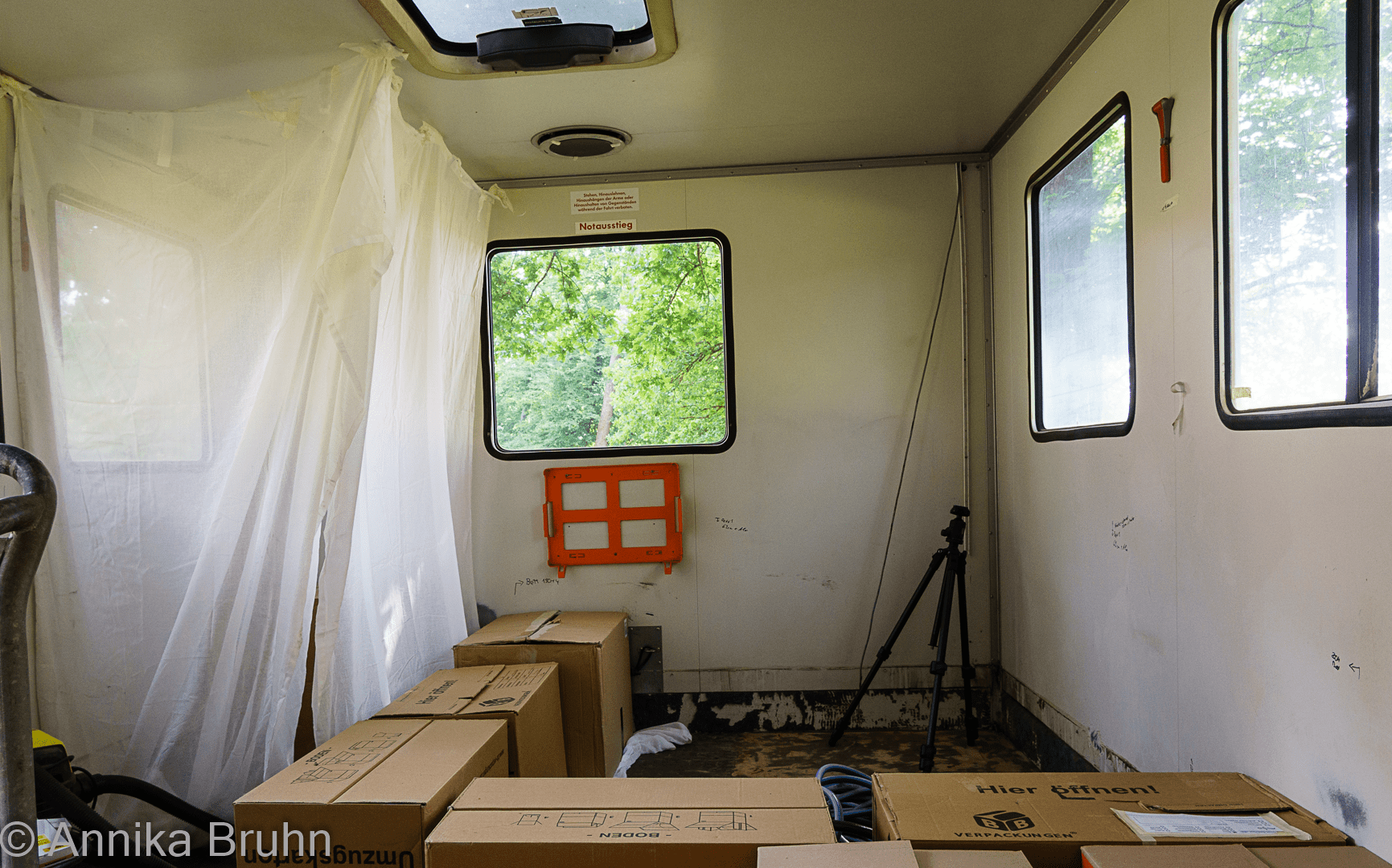 Bett und Badezimmer